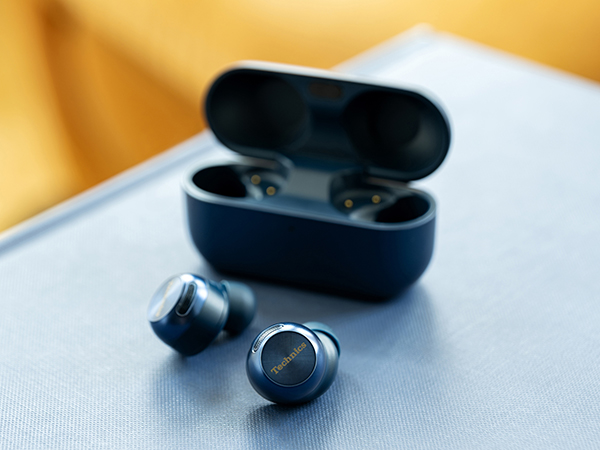 Auriculares en un escritorio