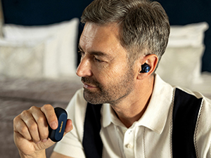 Hombre con auriculares puestos