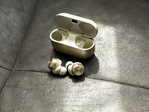 Auriculares colocados sobre una superficie