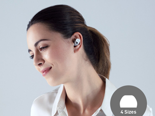 O femeie care poartă căști intraauriculare