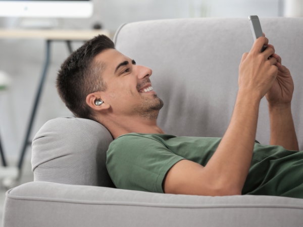 Hombre con auriculares puestos