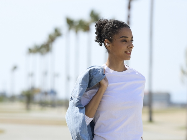 Mujer con auriculares puestos