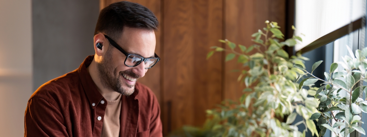 Hombre con auriculares puestos