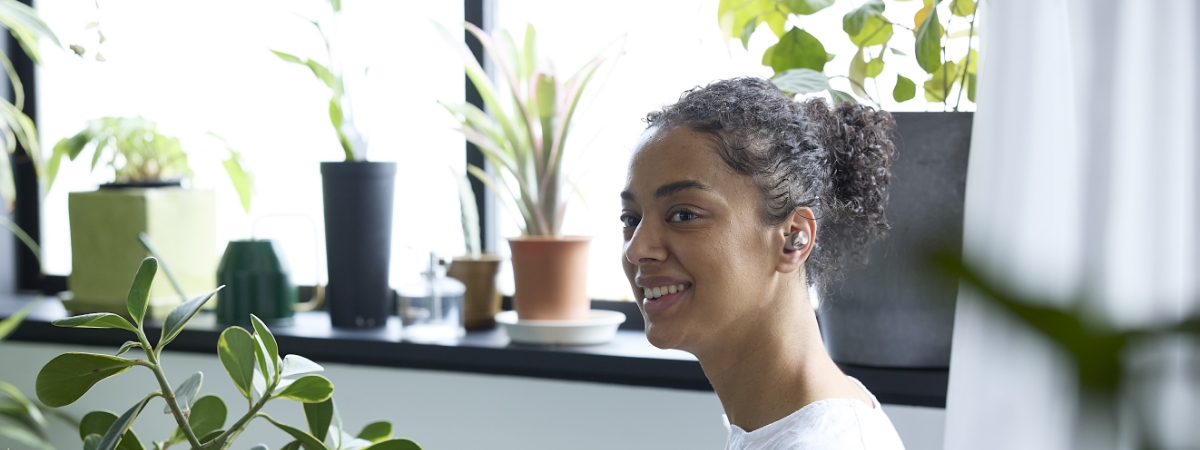 Mujer con auriculares puestos
