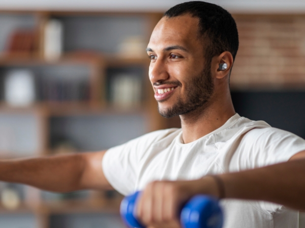 Hombre con auriculares puestos