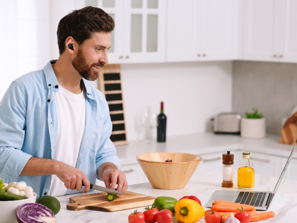 Hombre con auriculares puestos