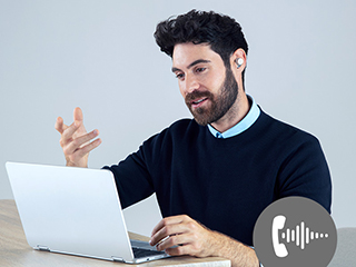 Un bărbat care poartă căști intraauriculare