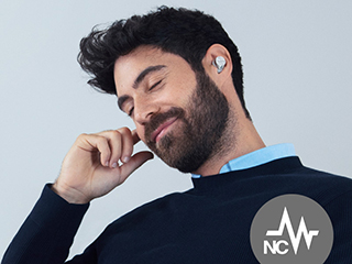 Un bărbat care poartă căști intraauriculare