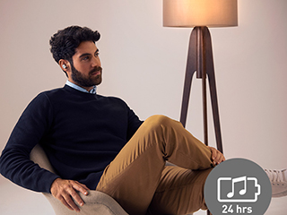 Un bărbat care poartă căști intraauriculare