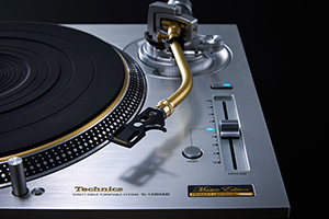 Platine SL-1200GME – vue en plongée oblique montrant le plateau et le bras de lecture