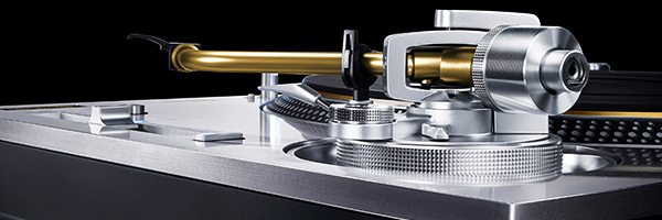 Vue rapprochée du bras de lecture de la platine Technics SL-1200GME, mettant en évidence la qualité de fabrication et la cellule phono