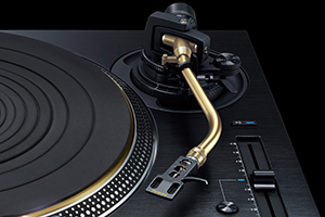 Tocadiscos SL-1210GME, vista superior en ángulo que muestra el plato y el brazo