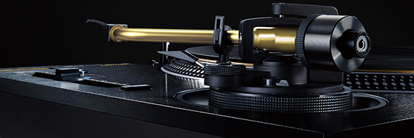 Primer plano del brazo Technics SL-1210GME, que muestra la precisión de su construcción y la cápsula