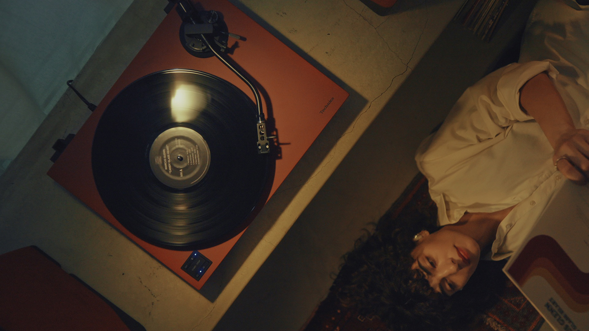 Show SL-40CBT Lifestyle video