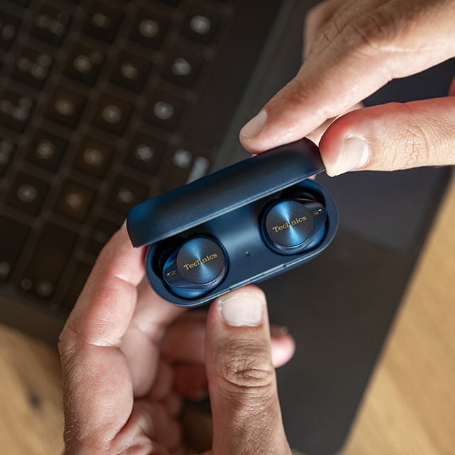 Technics prisbelönta EAH-AZ80 True Wireless hörlurar lanseras nu i Midnight Blue. See more