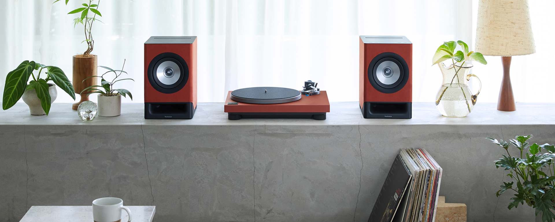 Ripiano in marmo con giradischi a trazione diretta Technics SL-40CBT e Wireless Hi-Fi Speaker System Technics SC-CX700