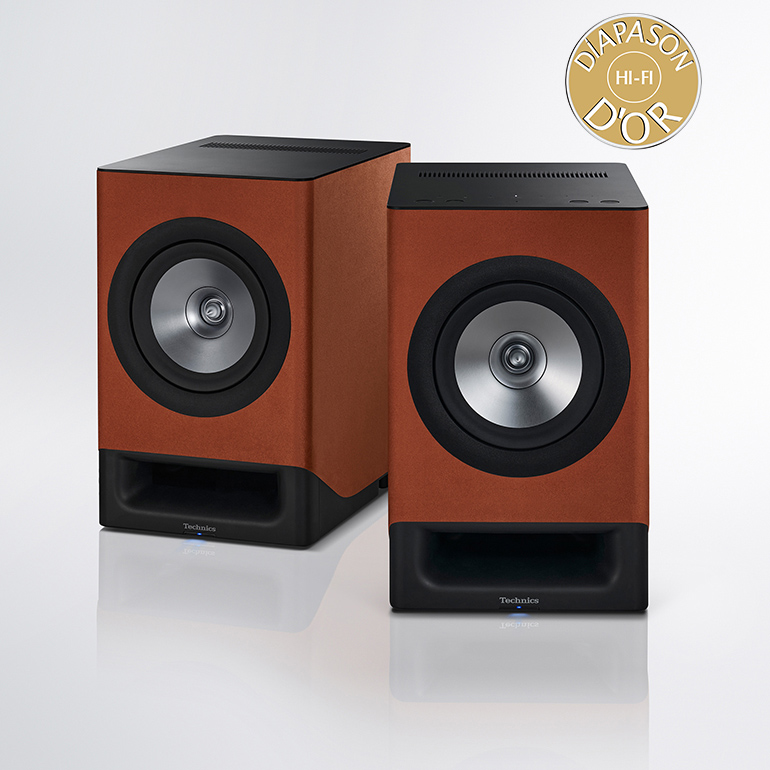 Système d'enceintes HiFi Decades SC-CX700 avec une finition en bois.