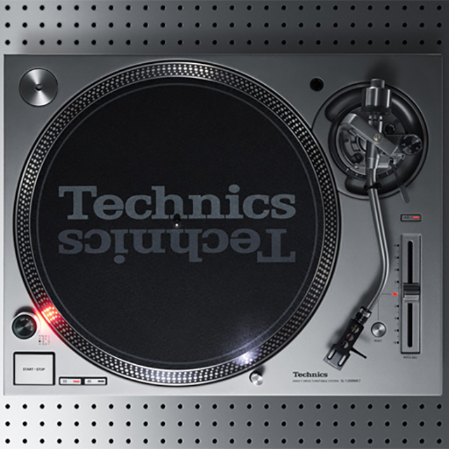 Technics stellt neuen DJ-Plattenspieler SL-1200MK7 in Silber vor See more