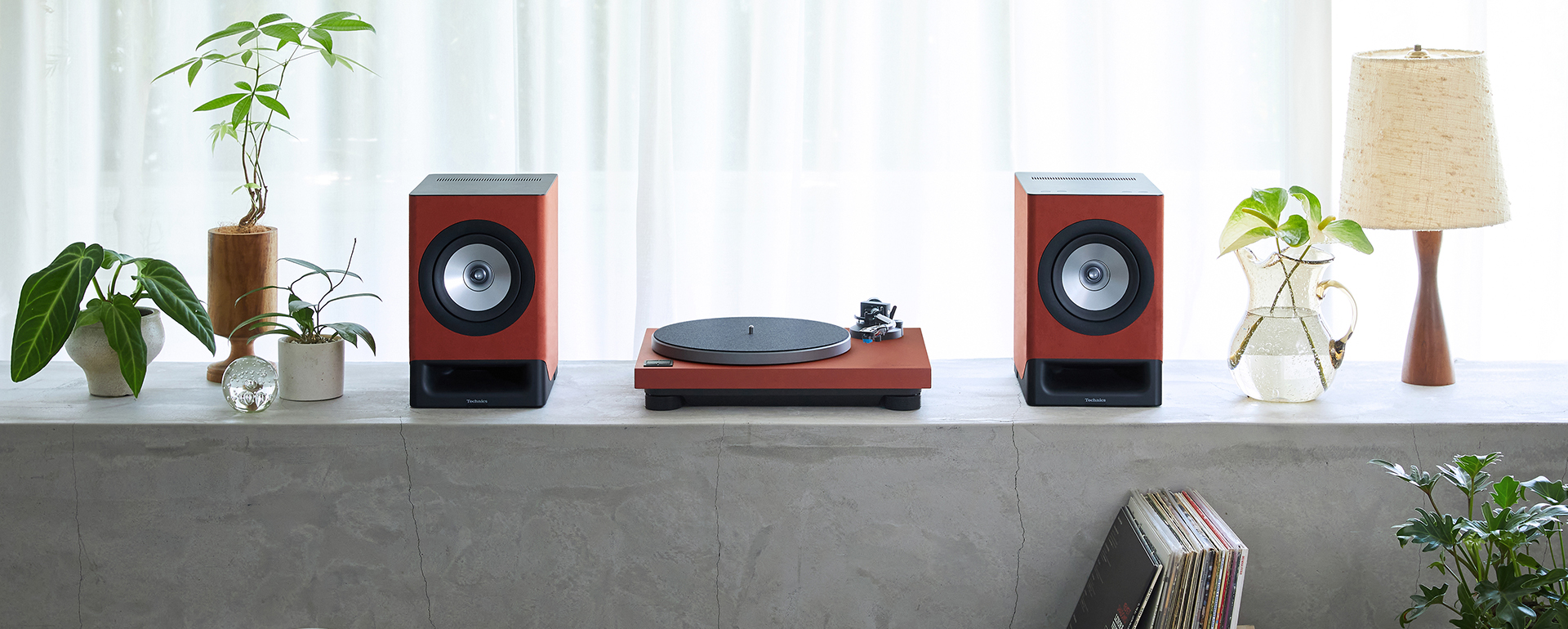 Bild med Technics SL-40CBT skivspelare i färgen terracotta i mitten och på båda sidorna i färgen terracotta Trådlöst HiFi -högtalarsystem SC-CX700  med texten Nyhet: Direktdriven skivspelare SL-40CBT