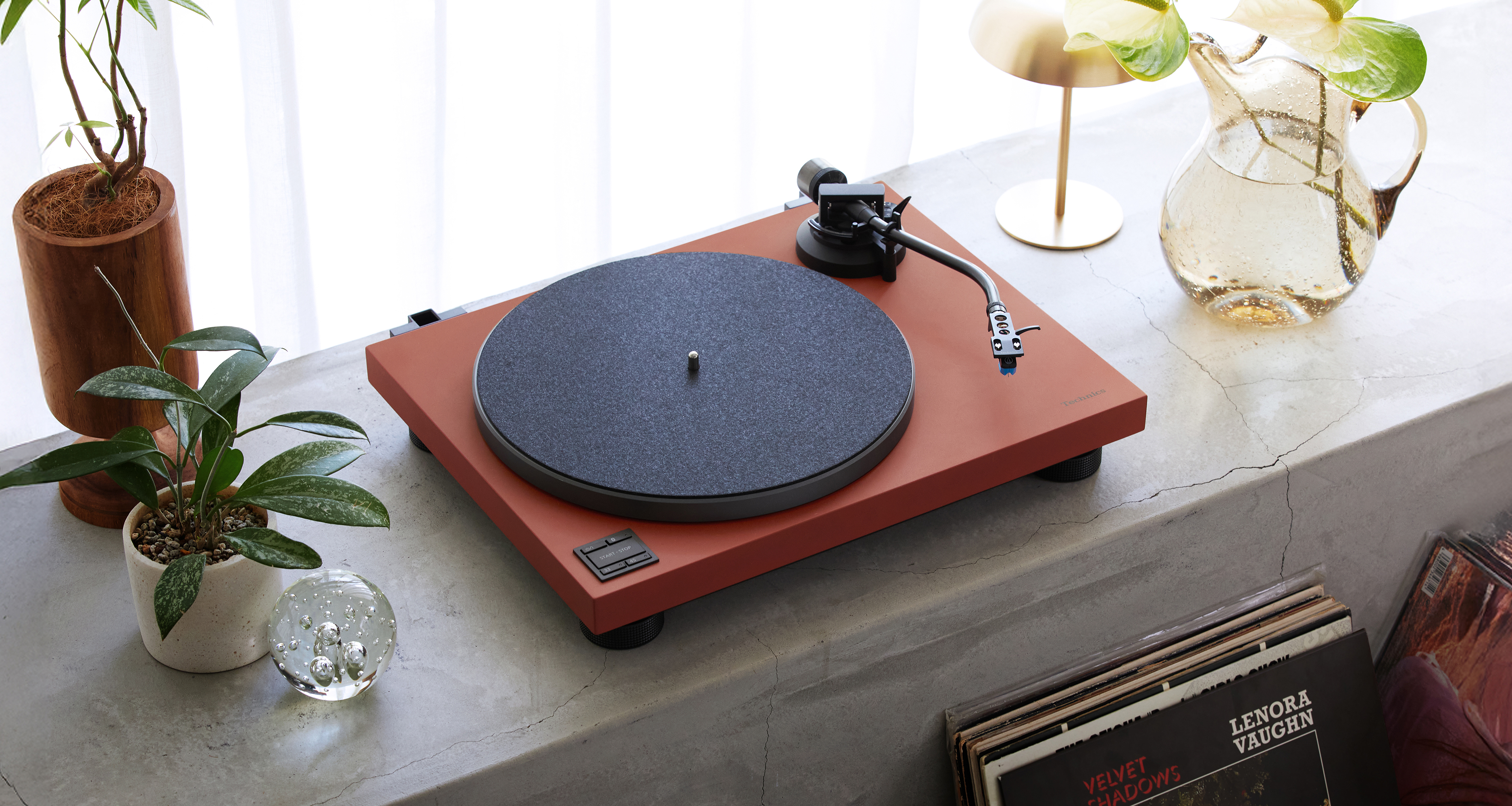 Kuva Lifestyle Images -albumista, jossa on suoravetoinen levysoitinjärjestelmä SL-40CBT, terrakotan ruskea