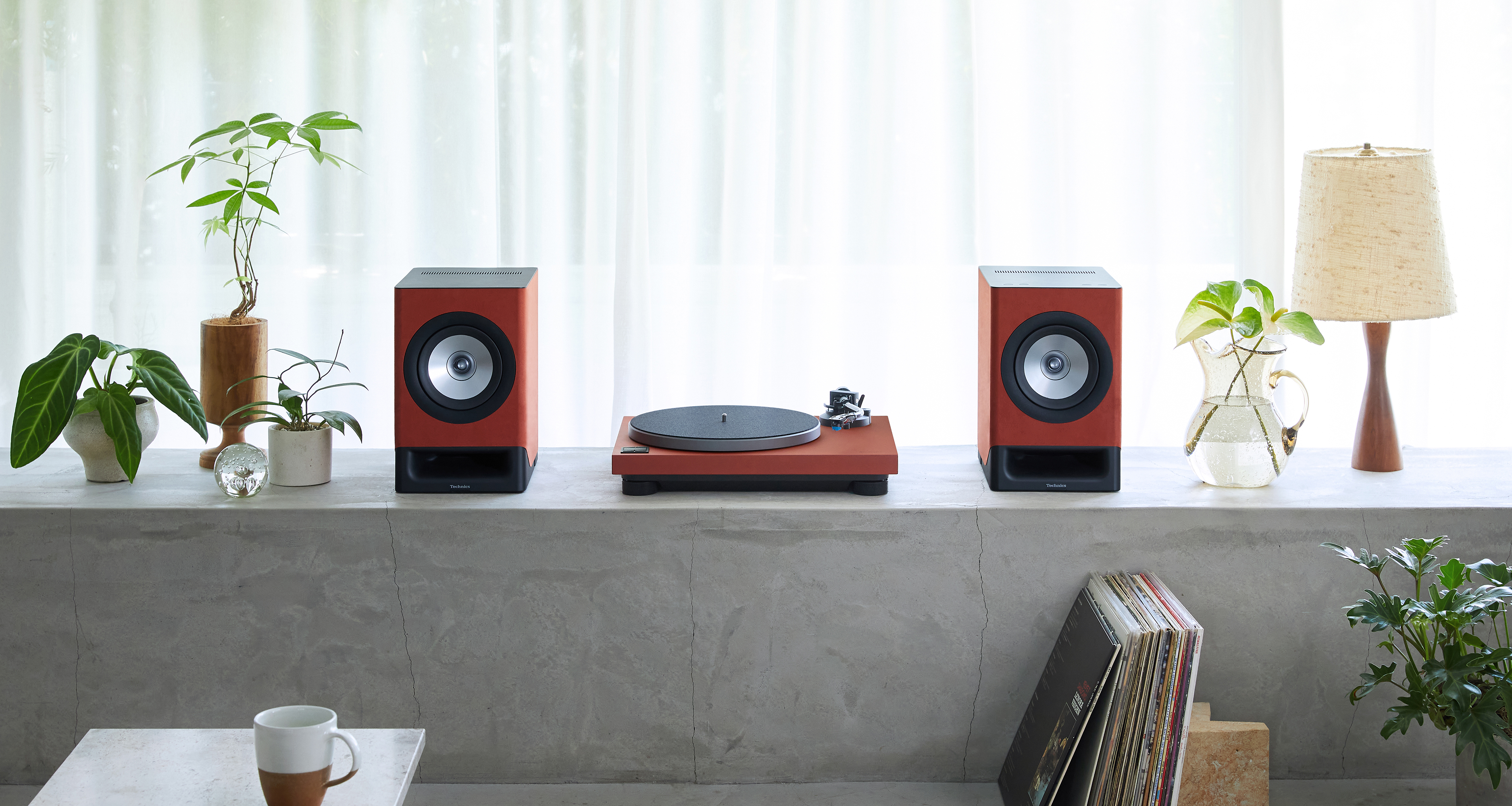 Kuva Lifestyle Imagesta, jossa on suoravetoinen levysoitinjärjestelmä SL-40CBT, terrakotan ruskea