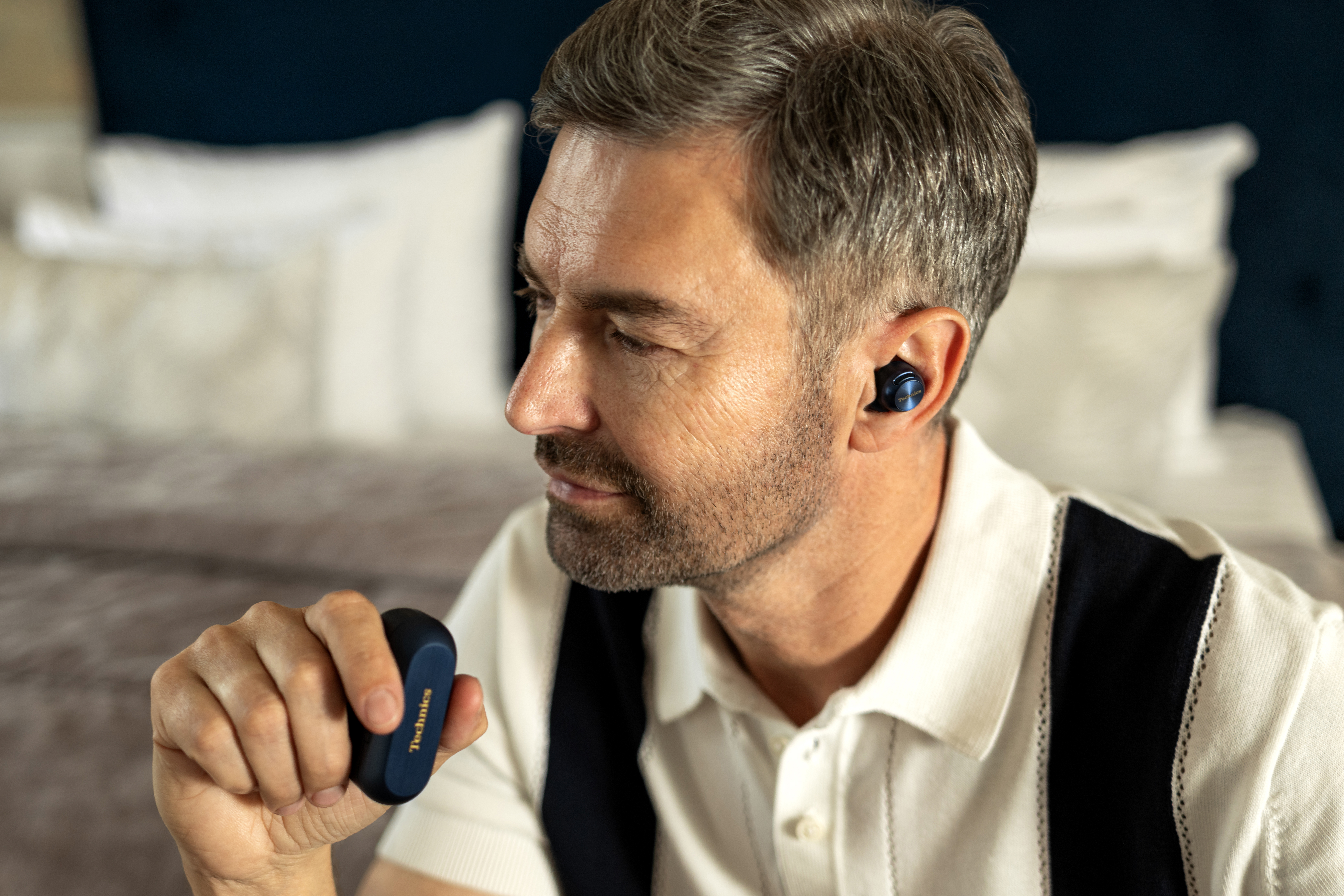 Mężczyzna noszący słuchawki