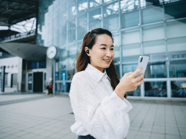 Kobieta mówiąca przez słuchawkom