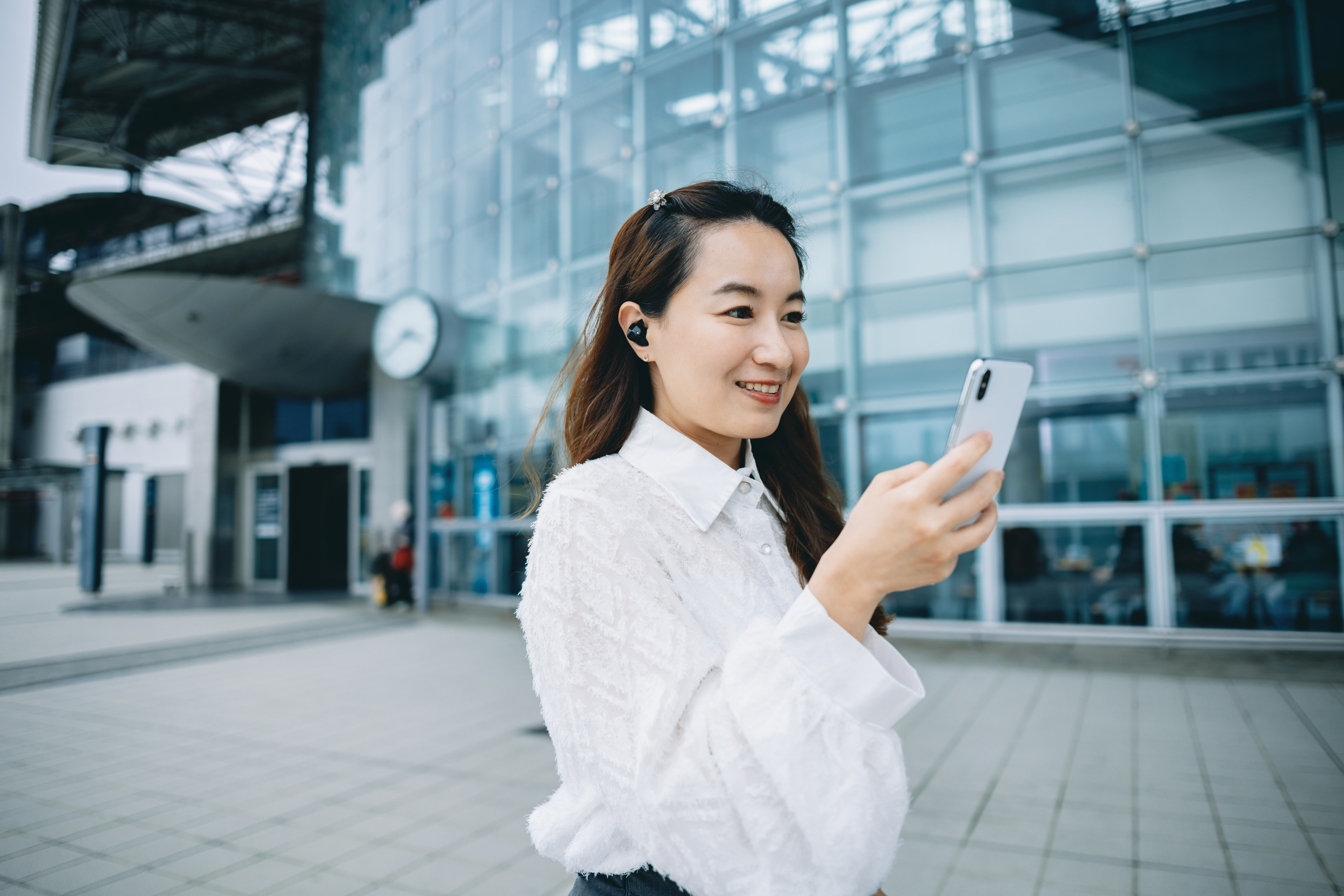 Kobieta mówiąca przez słuchawkom