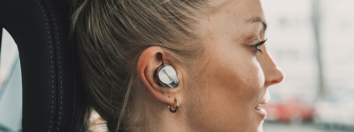 Kobieta pracująca z słuchawkom