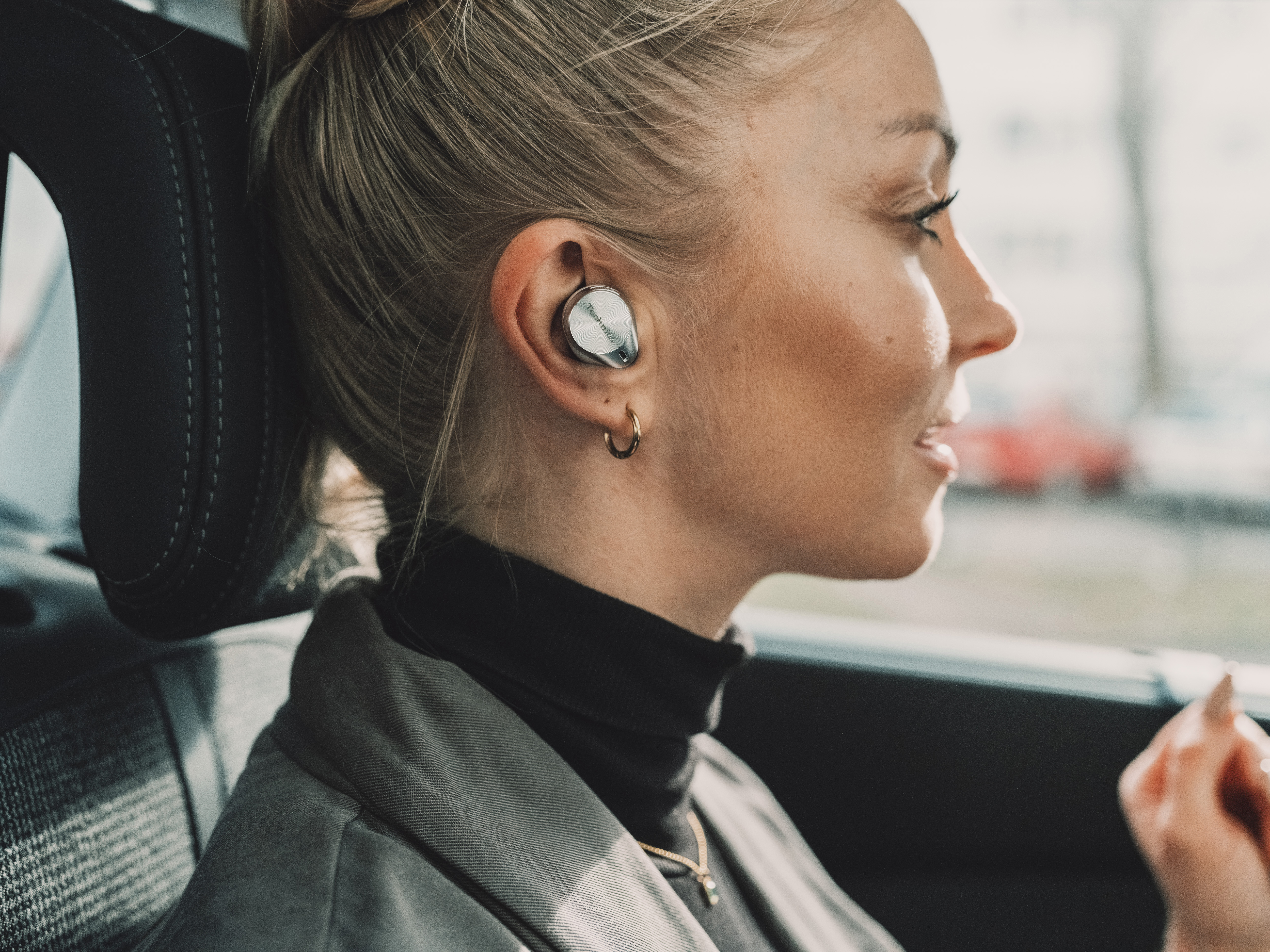 Kobieta pracująca z słuchawkom