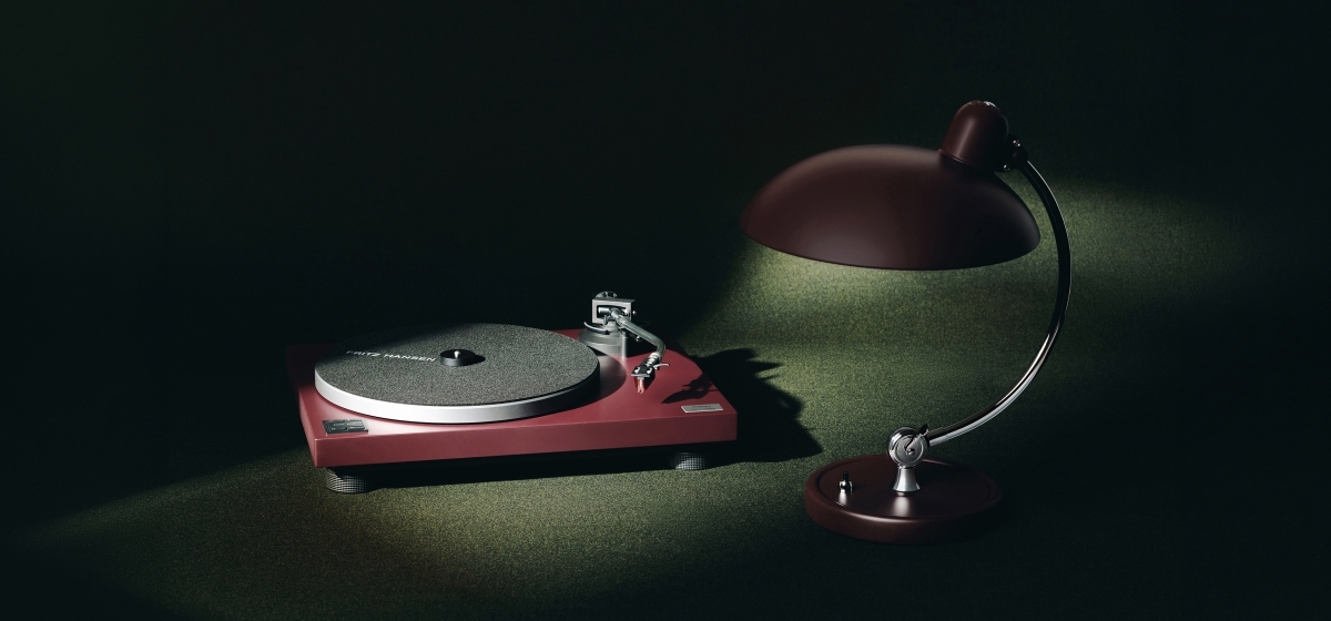 Key Visual of Technics SL-40CBTFH and a Fritz Hansen Limited Edition Lamp