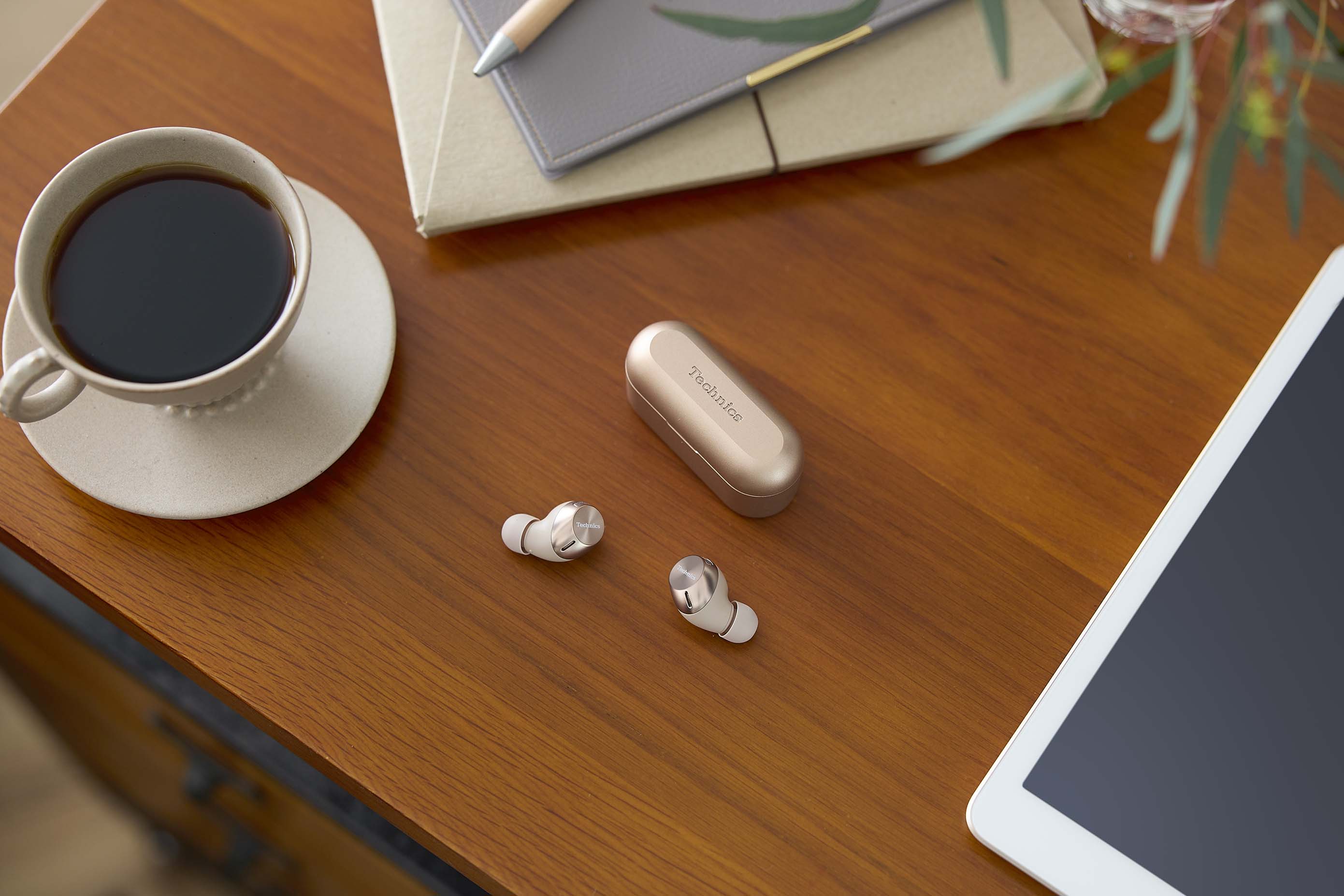 Не пропускайте нито един звук с Technics, които разширяват портфолиото си от следващо поколение напълно безжични слушалки с новите компактни и леки EAH-AZ40M2