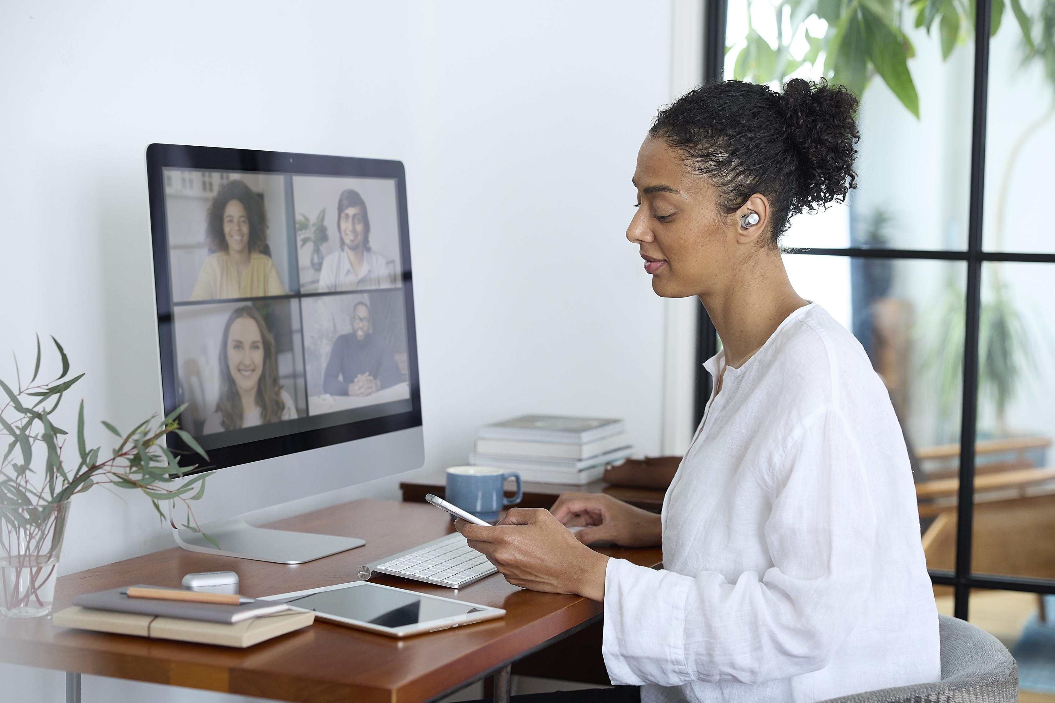 Не пропускайте нито един звук с Technics, които разширяват портфолиото си от следващо поколение напълно безжични слушалки с новите компактни и леки EAH-AZ40M2