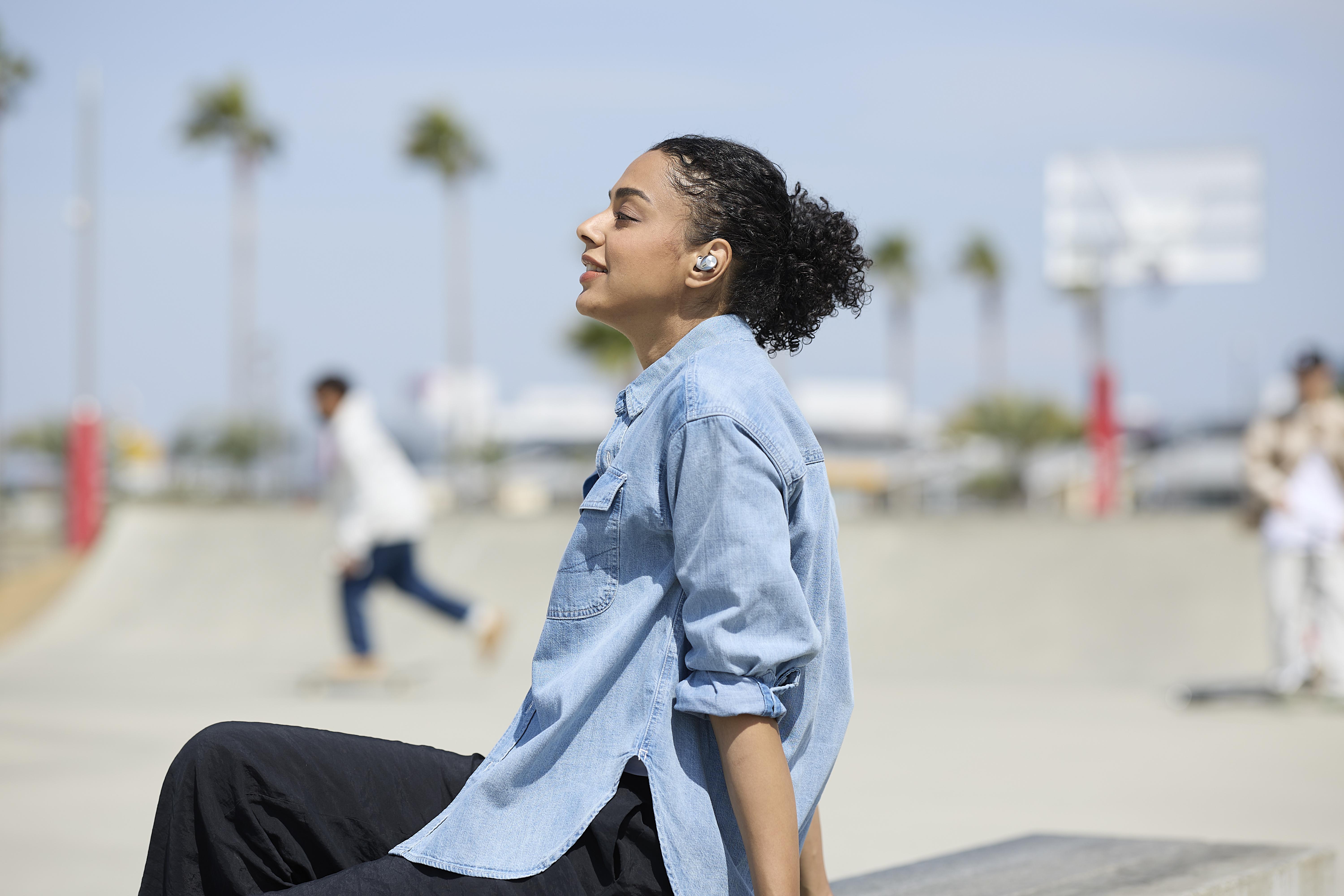 Не пропускайте нито един звук с Technics, които разширяват портфолиото си от следващо поколение напълно безжични слушалки с новите компактни и леки EAH-AZ40M2