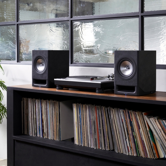 Společnost Technics uvádí na trh svůj vůbec první bezdrátový regálový Hi-Fi speaker system - SC-CX700 - pro milovníky stylové hudby