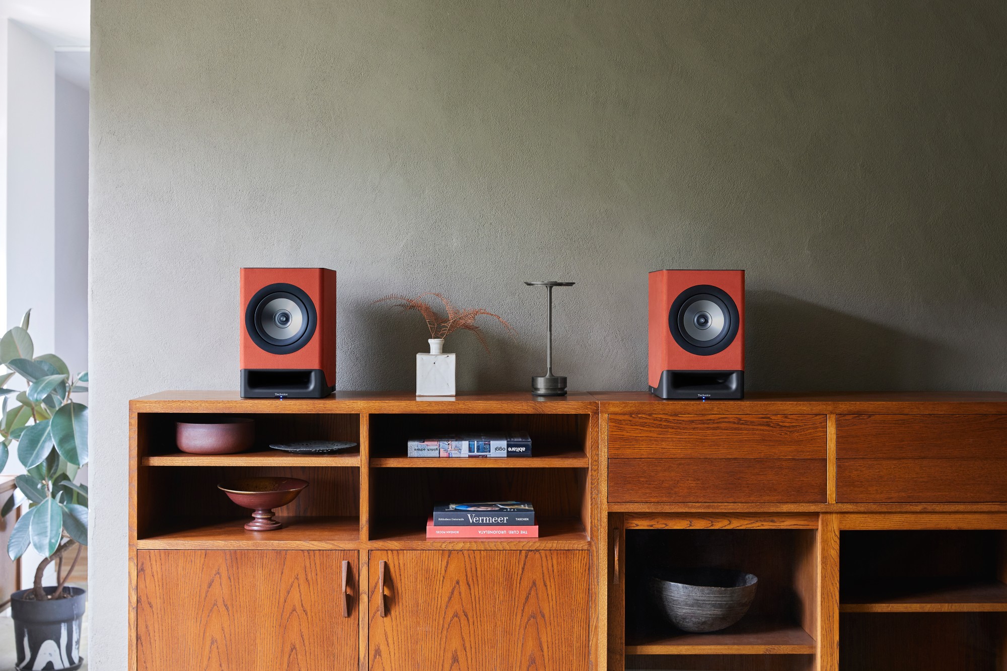 Společnost Technics uvádí na trh svůj vůbec první bezdrátový regálový Hi-Fi speaker system - SC-CX700 - pro milovníky stylové hudby