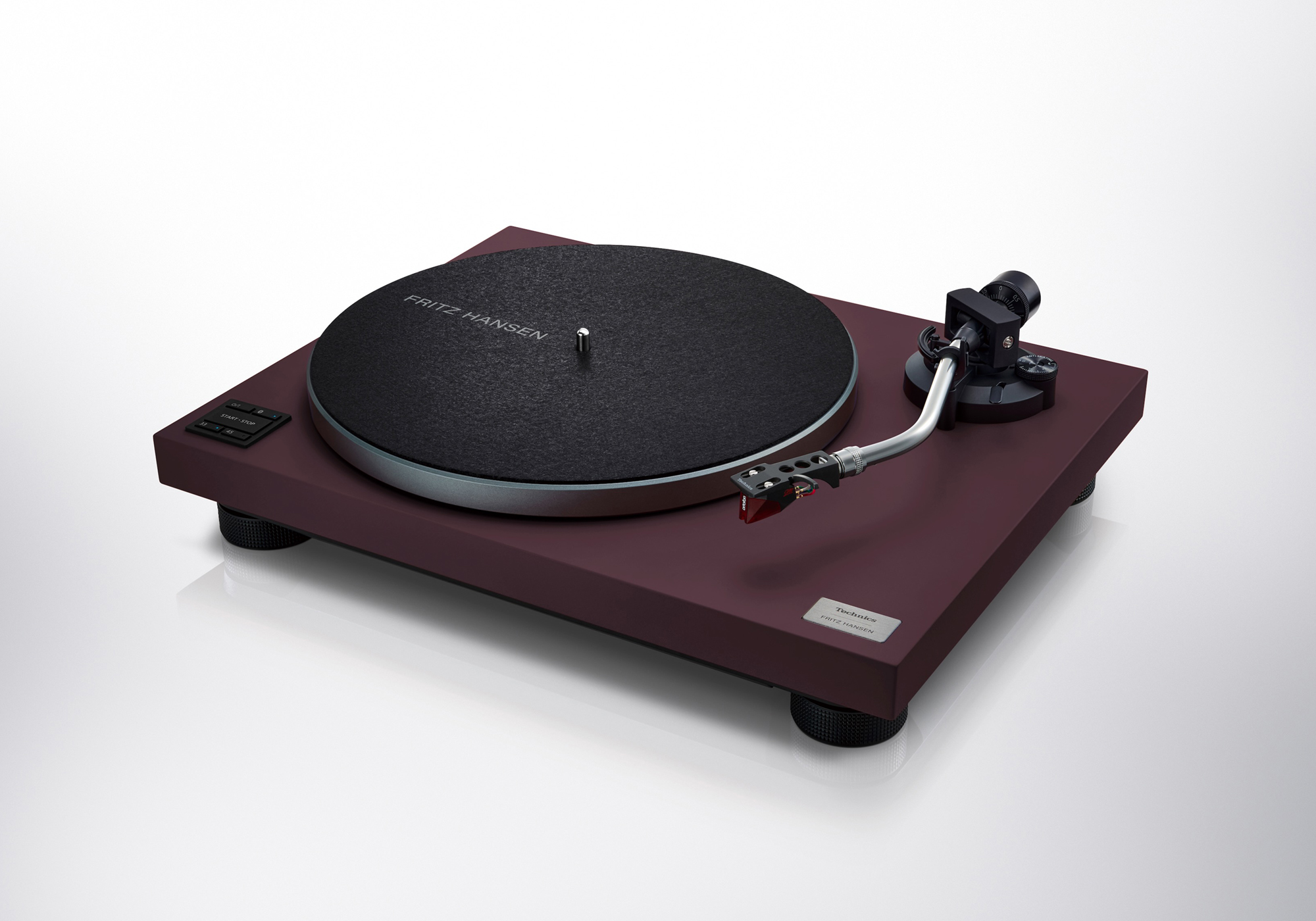 Kooperation mit FRITZ HANSEN – Technics präsentiert limitierte Edition des SL-40CBT Plattenspielers