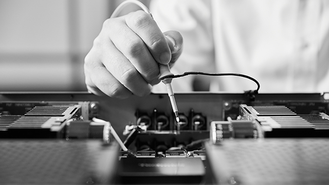 Tadayoshi Okuda podczas prac nad rozwojem produktu