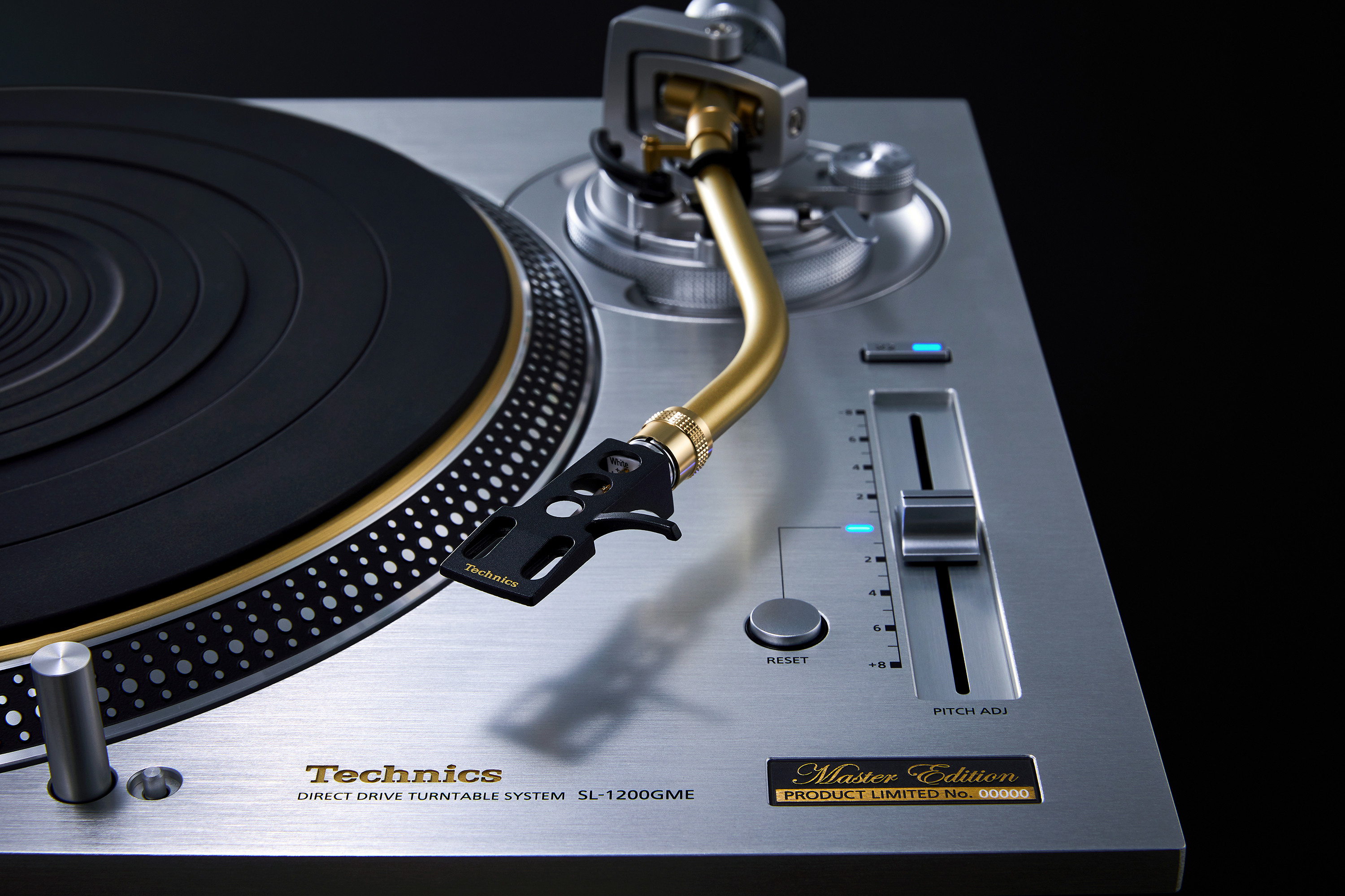 SL-1200GME-levysoitin, viistosti ylhäältä päin kuvattuna, jolloin kuvassa näkyy levylautanen ja äänivarsi