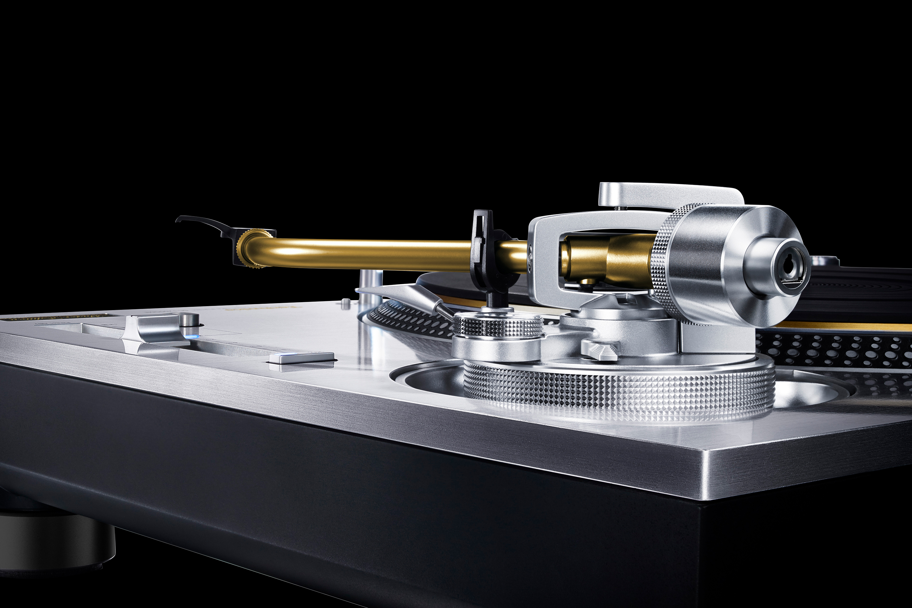 Lähikuva Technics SL-1200GME -äänivarresta, jossa näkyy tarkka rakenne ja äänirasia