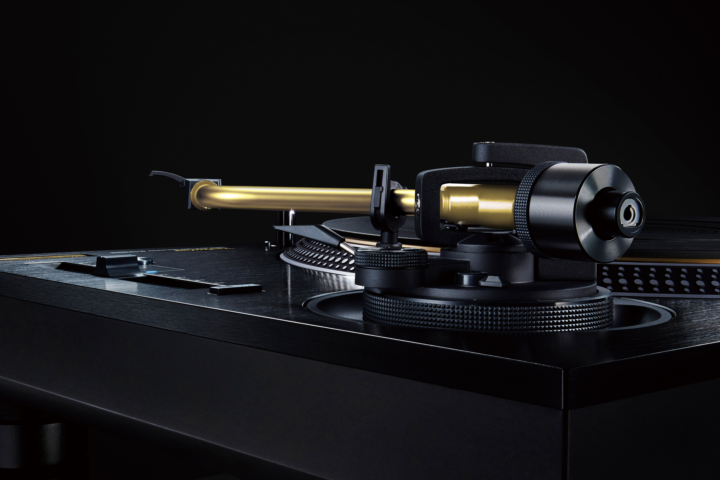 Lähikuva Technics SL-1210GME -äänivarresta, jolloin kuvassa näkyy tarkka rakenne ja äänirasia