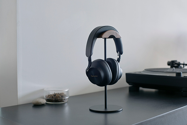 Cuffie circumaurali Technics esposte su un supporto.