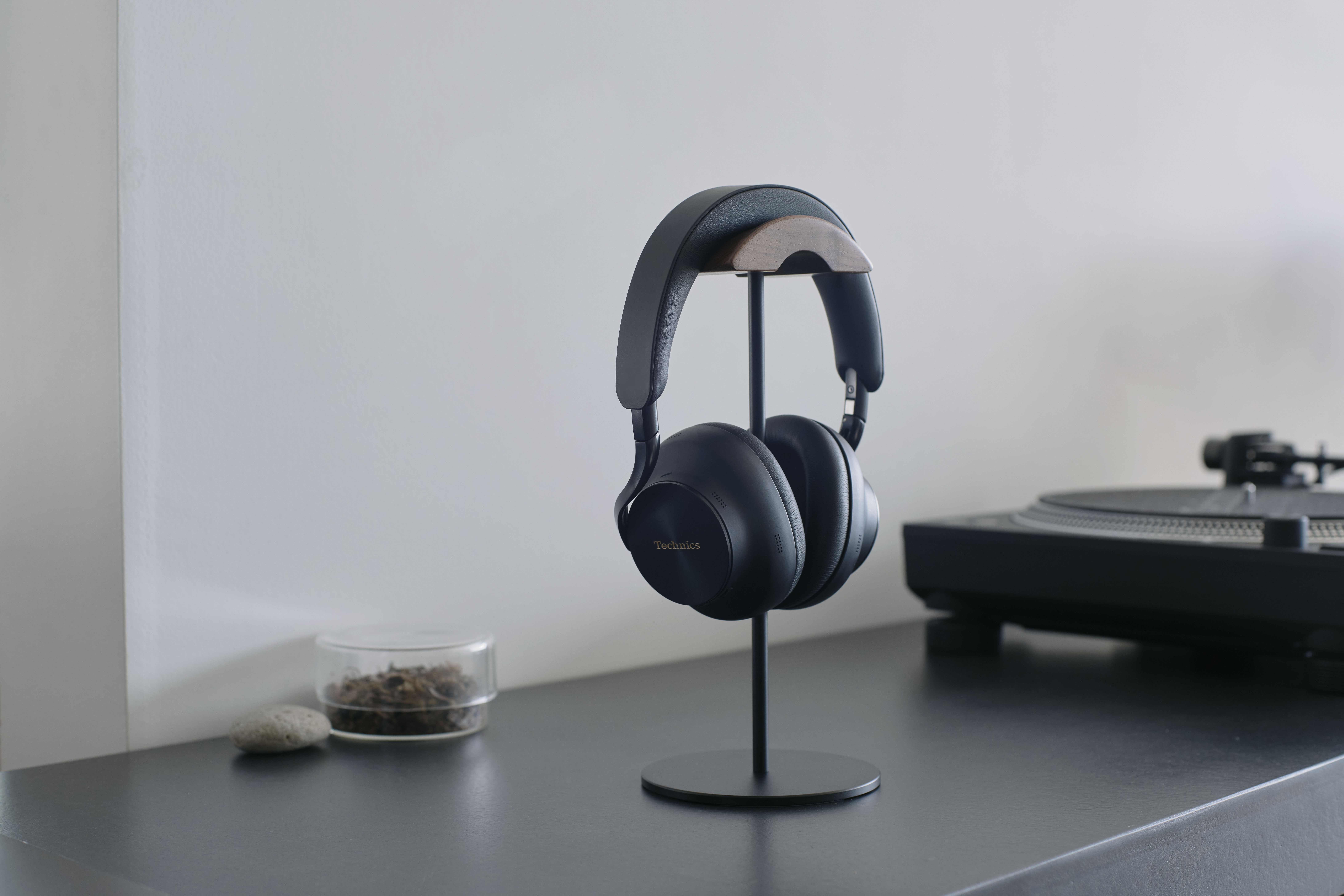 Cuffie circumaurali Technics esposte su un supporto.