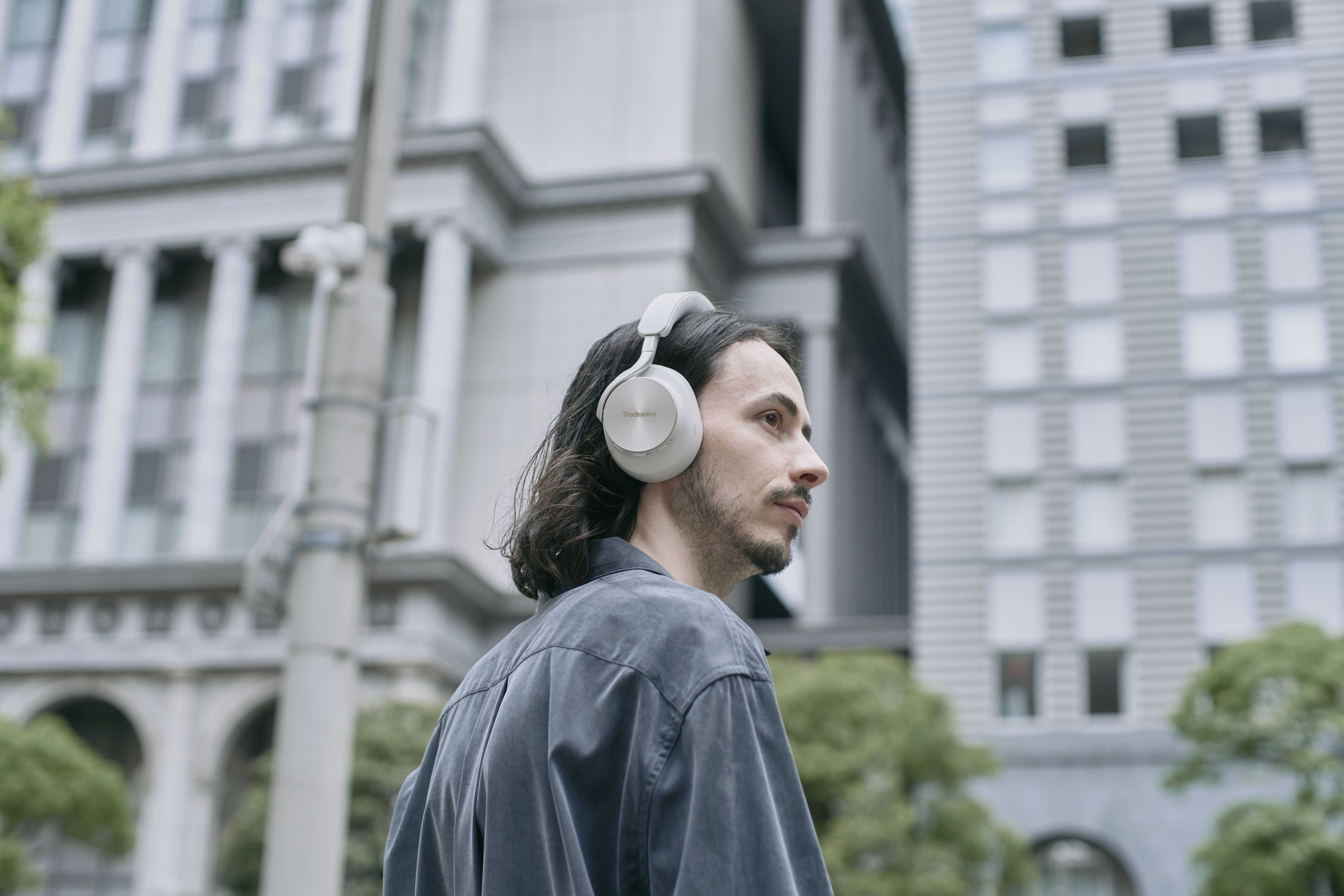 Un uomo con delle cuffie Technics circumaurali in città