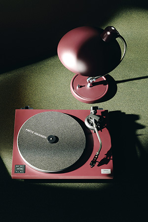 Pohled shora na model SL-40CBTFH a lampu Fritz Hansen v limitované edici