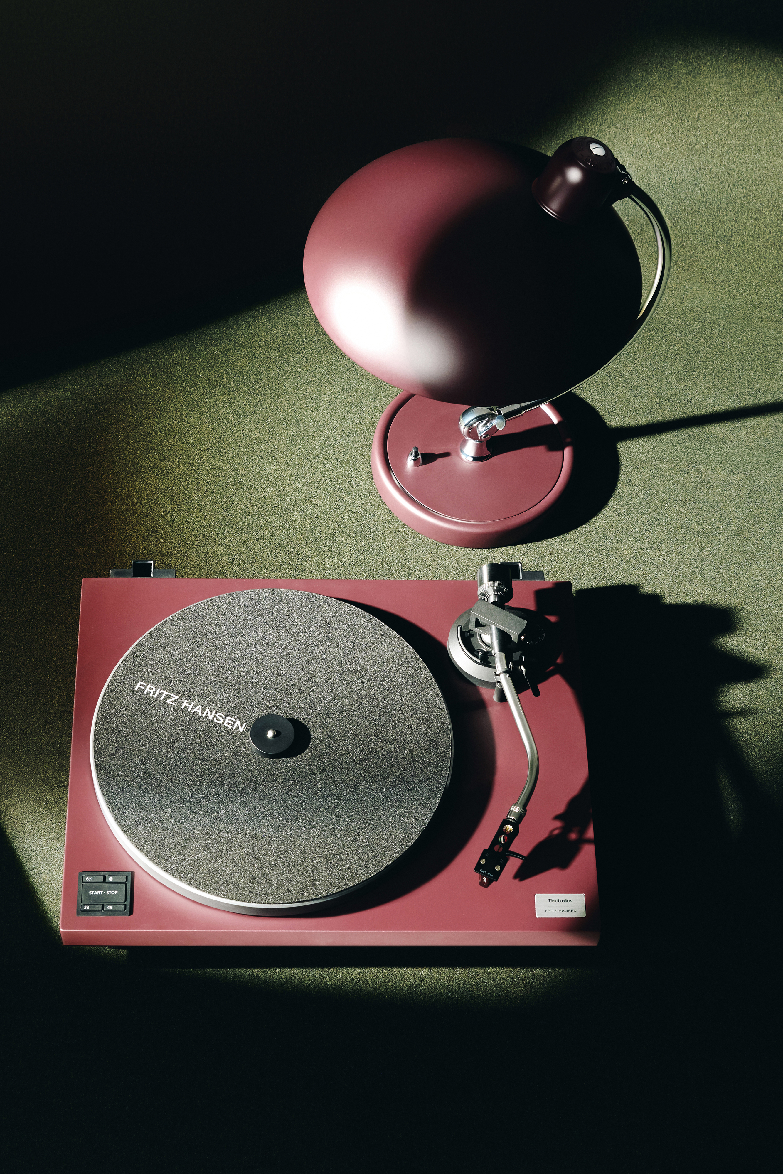 Pohled shora na model SL-40CBTFH a lampu Fritz Hansen v limitované edici