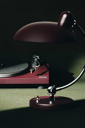 V pozadí model SL-40CBTFH, v popředí lampa Fritz Hansen v limitované edici.