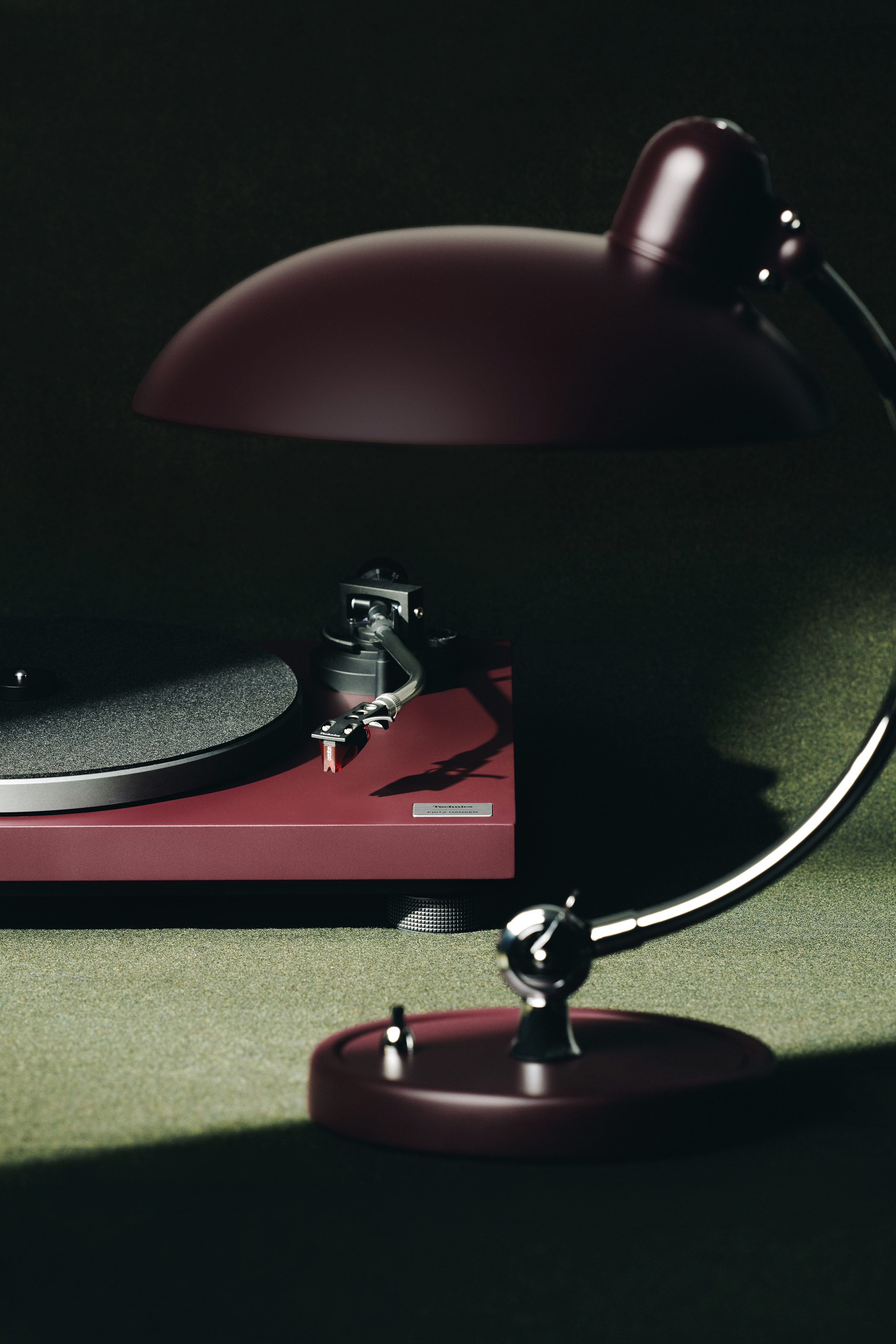V pozadí model SL-40CBTFH, v popředí lampa Fritz Hansen v limitované edici.