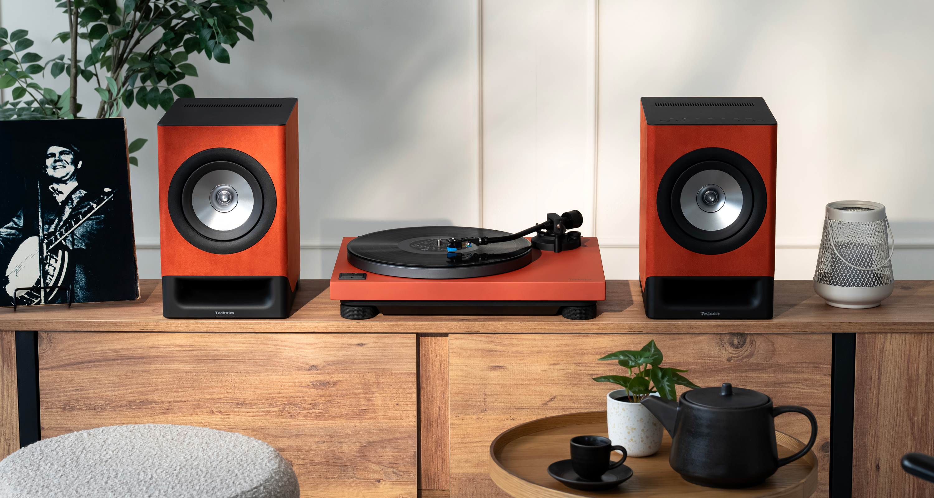 Les enceintes sans fil CX700 et la platine 40CBT de Technics s’intègrent avec élégance sur un meuble en bois, au cœur d’un salon à la décoration soignée. Les deux modèles sont ici déclinés dans leur élégante finition Terracotta Brown.
