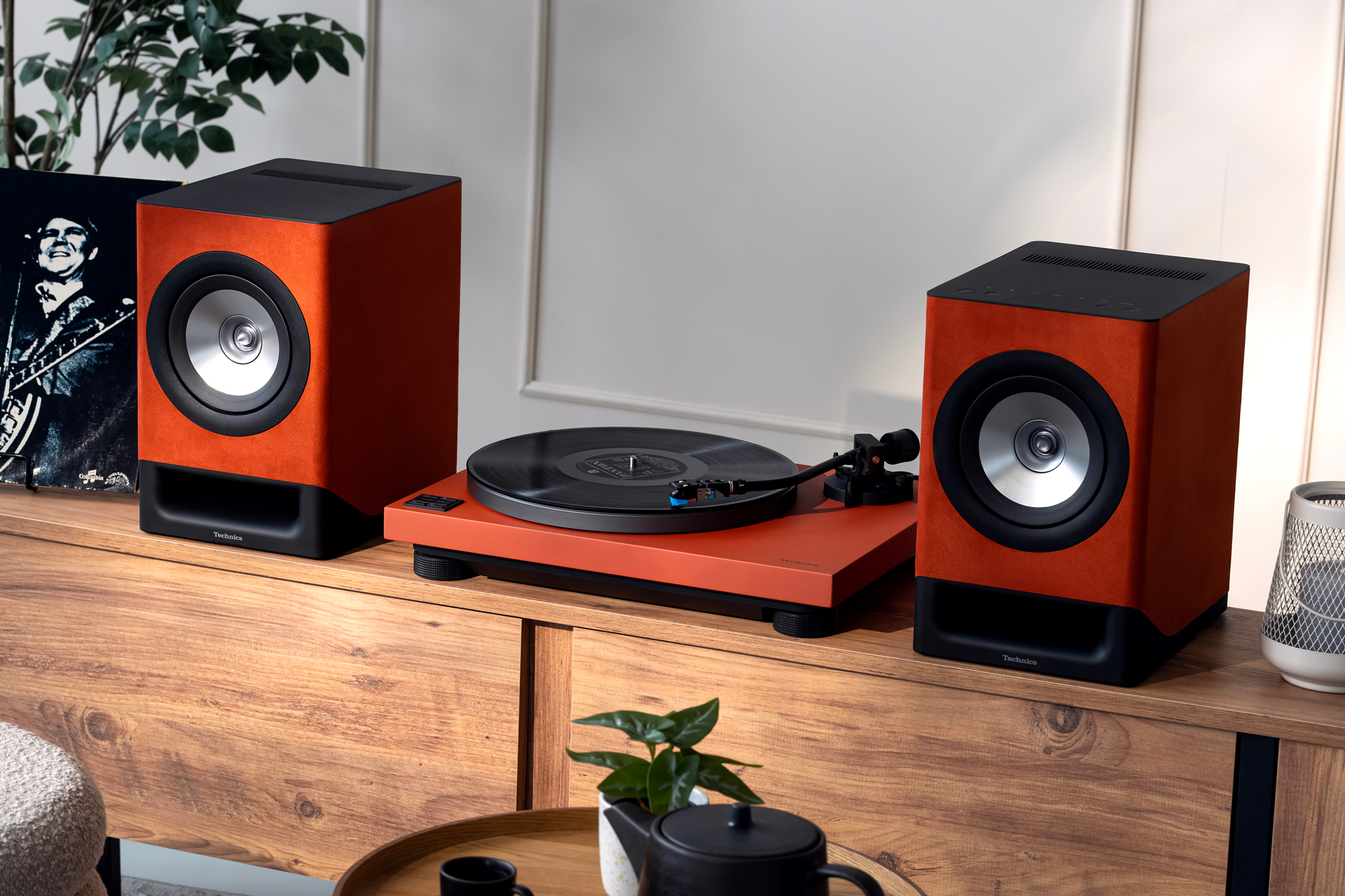 Les enceintes sans fil CX700 et la platine 40CBT de Technics s’intègrent avec élégance sur un meuble en bois, au cœur d’un salon à la décoration soignée. Les deux modèles sont ici déclinés dans leur élégante finition Terracotta Brown.